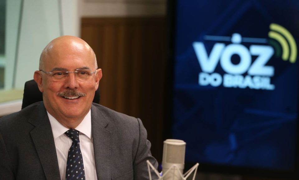 O ministro da Educação, Milton Ribeiro,  é entrevistado no programa A Voz do Brasil.