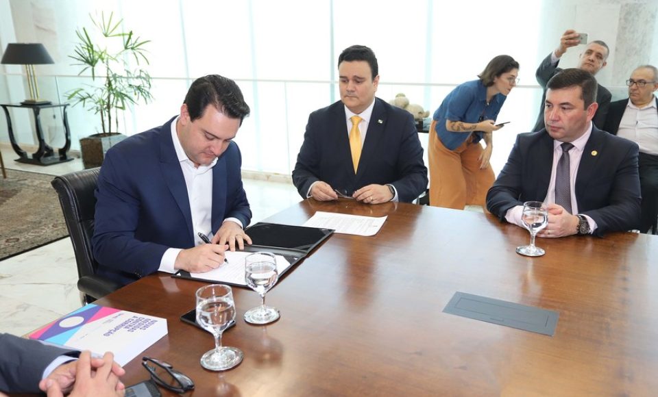 O governador Carlos Massa Ratinho Junior, sanciona A lei que cria o Fundo Estadual de Combate a Corrupção. Participaram: controlador geral do Estado, Raul Siqueira; secretário chefe da Casa Civil, Guto Silva; líder do Governo na Assembleia Legislativa, deputado Hussein Bakri; representante da Transparência Internacional, Bruno Brandão; entre outros.
Curitiba, 30-10-19.
Foto: Arnaldo Alves / AEN.