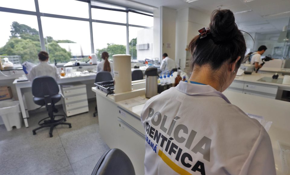 Laboratório de análise de novas sobstâncias psicoativas da Policia Científica do Paraná, é destaque nacional na detecção de drogas que ainda não foram catalogadas, com uso de equipamentos para identificar drogas recem criadas.