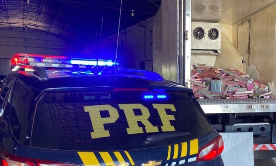 Droga foi encontrada em um fundo falso do baú — Foto: Divulgação/PRF