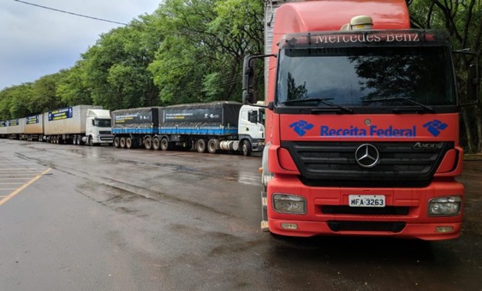 Cigarros destruídos foram transportados em várias carretas, na manhã desta quinta-feira (3), em Foz — Foto: Divulgação/FNCP