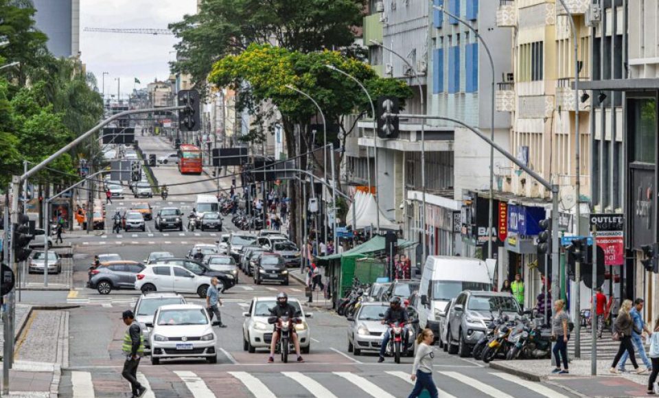 Curitiba, 14 de dezembro de 2022 - Pedestres no centro da capital paranaense.