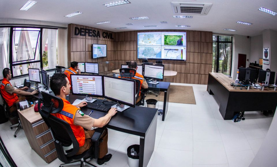 As equipes da Coordenadoria Estadual de Proteção e Defesa Civil estão monitorando a situação de Guaratuba, no Litoral do Estado, que foi atingida por fortes chuvas neste fim de semana. De acordo com o Simepar, o acumulado de chuvas de sexta-feira (15) a domingo chegou a 196 milímetros, 60% da média prevista para o mês de fevereiro. O grande volume causou alagamentos em toda a cidade, com 1,2 mil residências e cerca de 5,5 mil pessoas afetadas.  -  Curitiba, 18/02/2019  -  Foto: Divulgação Defesa Civil do Paraná