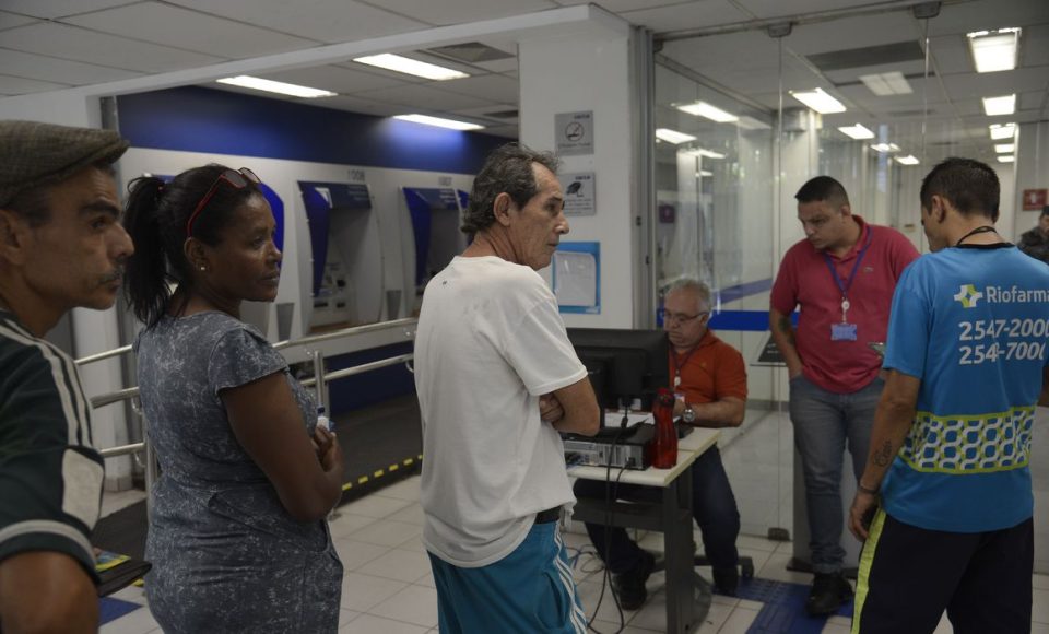 Rio de Janeiro - Atendimento na agência da Caixa Econômica Federal, na Rua Riachuelo, para saque de até R$ 500 em contas do Fundo de Garantia do Tempo de Serviço (FGTS) para os não correntistas do banco nascidos em janeiro.  (Fernando Frazão/Agência Brasil)