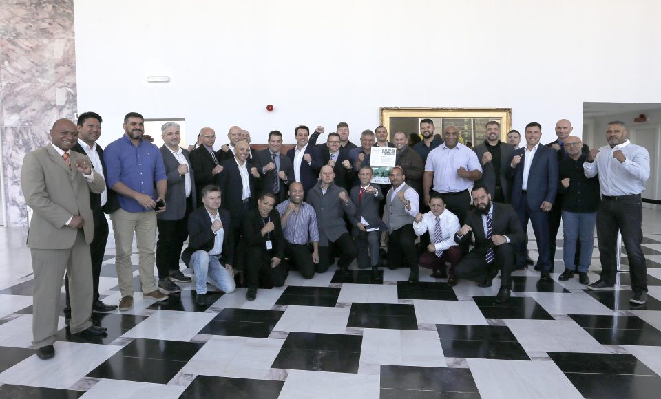O governador Carlos Massa Ratinho Junior reuniu-se com representantes das Artes Marciais. Participaram: superintendente do Esporte, Hélio Wirbiski; deputado Alexandre Amaro; entre outros.
Curitiba, 17-06-19.
Foto: Arnaldo Alves / ANPr.