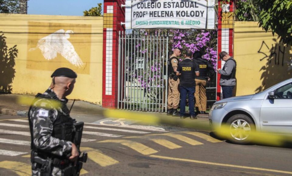 AME7570. CAMBÉ (BRASIL), 19/06/2023.- Policías y militares vigilan hoy los alrededores de la escuela pública donde se presentó un ataque con arma, en Cambé, estado de Paraná (Brasil). Una estudiante murió y otro resultó herido este lunes en un ataque armado a una escuela pública en Cambé, en el estado de Paraná, en el sur de Brasil. El Gobierno de Paraná informó que el atacante, quien fue detenido, es un antiguo alumno del Colegio Estatal Profesora Helena Kolody que entró a las instalaciones de este centro público con el pretexto de pedir su expediente escolar. EFE/ Filipe Barbosa