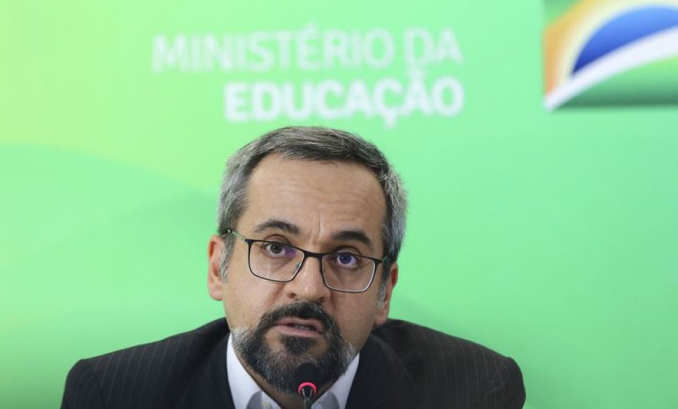 O ministro da Educação, Abraham Weintraub, faz balanço sobre o Exame Nacional para Certificação de Competências de Jovens e Adultos (Encceja).