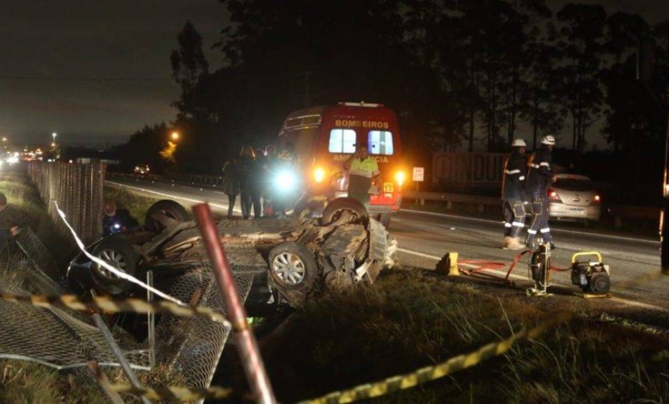 "Motorista suspeito de roubar carro morreu no local na BR-277.| Foto: Lineu Filho / Tribuna do Paraná"
Leia mais em: https://www.gazetadopovo.com.br/curitiba/breves/acidente-br-277-perseguicao/
Copyright © 2019, Gazeta do Povo. Todos os direitos reservados.