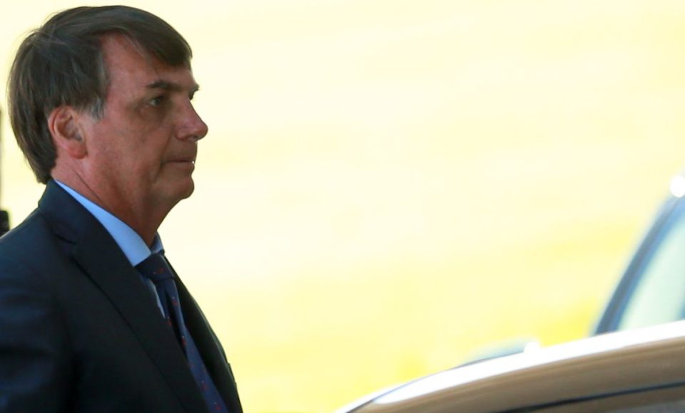 Presidente Jair Bolsonaro cumprimenta populares na entrada do Palácio da Alvorada