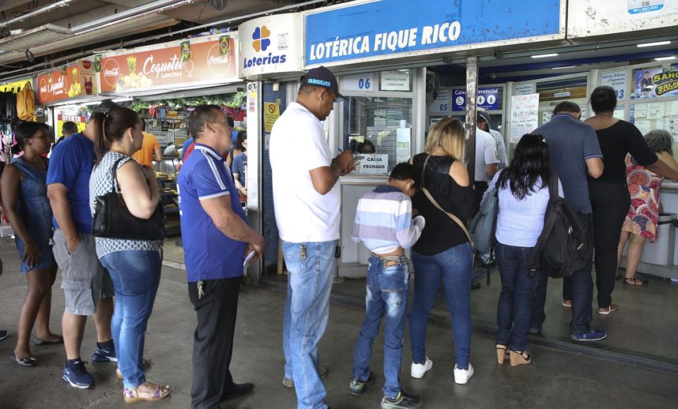 Apostadores fazem jogos para a Mega da Virada. A Caixa Econômica Federal vai pagar um prêmio estimado de R$ 280 milhões, o valor vai para o apostador que acertar todas as dezenas.