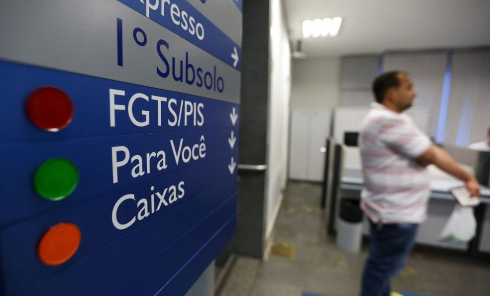 Brasília - Agências da Caixa abrem das 9h às 15h neste sábado (11) consulta e saque dos recursos das contas inativas do Fundo de Garantia do Tempo de Serviço.  (Marcelo Camargo/Agência Brasil)
