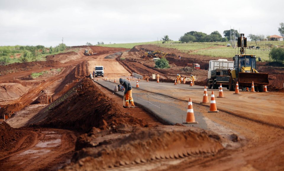 Obras na estrada boiadeira na região de Umuarama, noroeste do Paraná.