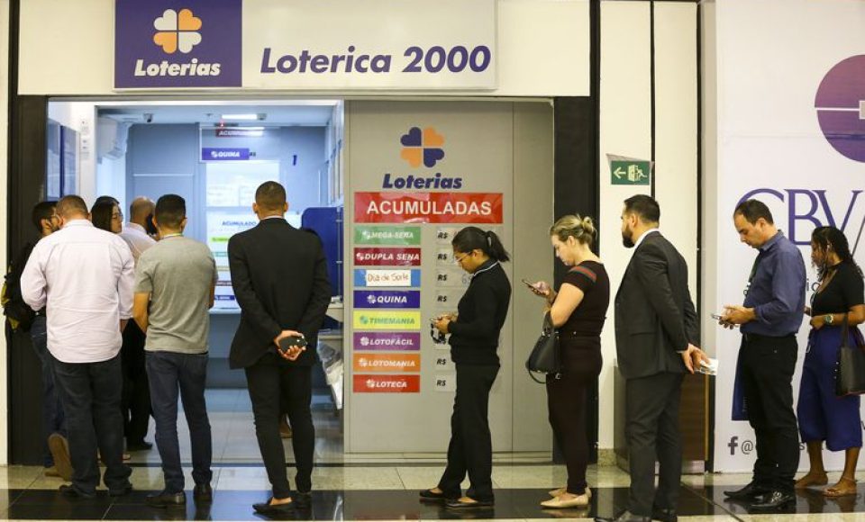Apostadores fazem fila em casa lotérica. A Caixa Econômica Federal sorteia hoje (08) as seis dezenas do concurso 2.149 da Mega-Sena acumulada, que deve pagar um prêmio de R$ 170 milhões.