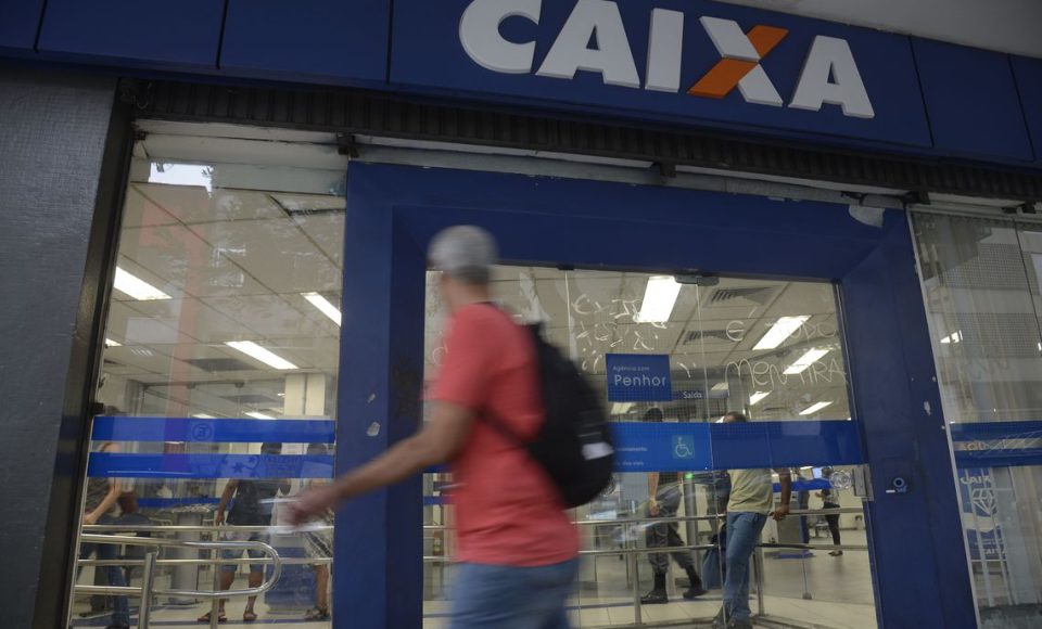Movimento de saques do FGTS na agência da Caixa na Rua do Riachuelo, Lapa.