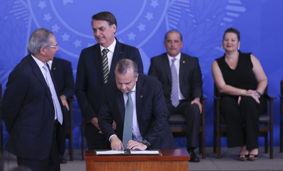 O presidente Jair Bolsonaro durante cerimônia da assinatura de atos de revisão e modernização das normas regulamentadoras da saúde e segurança do trabalho, no Palácio do Planalto.