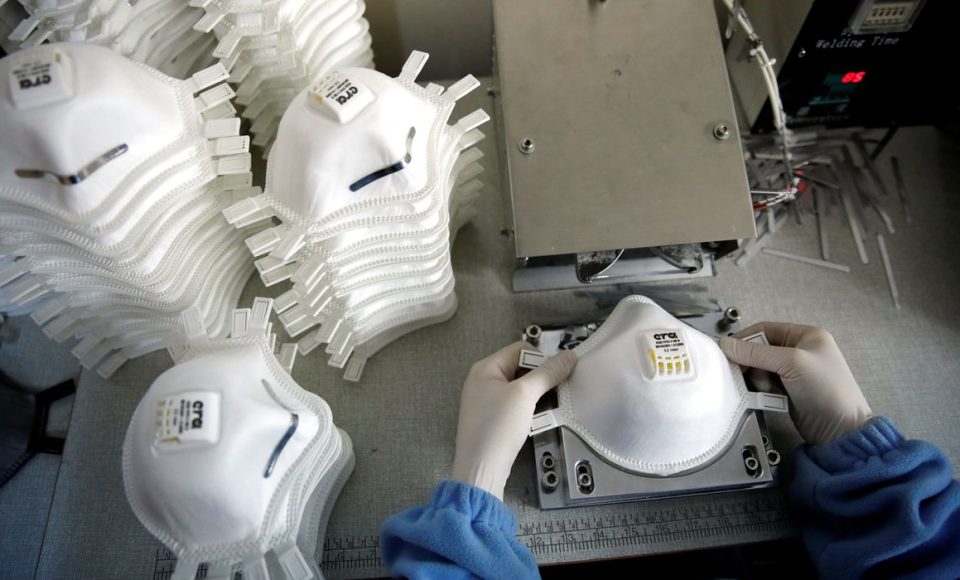 Os trabalhadores produzem máscaras faciais à medida que a demanda por sua produção aumenta rapidamente e se esforça para atender aos pedidos, nas instalações de um fabricante turco em Istambul, Turquia, em 30 de janeiro de 2020.