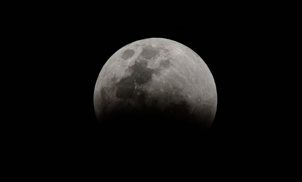 Brasília - O Clube de Astronomia promove um encontro de telescópios na Praça dos Três Poderes, para observar a Superlua e eclipse total lunar (Marcello Casal Jr/Agência Brasil)