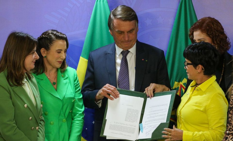 O presidente da República, Jair Bolsonaro, acompanhado de parlamentares da  bancada feminina da Câmara dos Deputados, sanciona o Projeto de Lei 1360/21, denominado Henry Borel