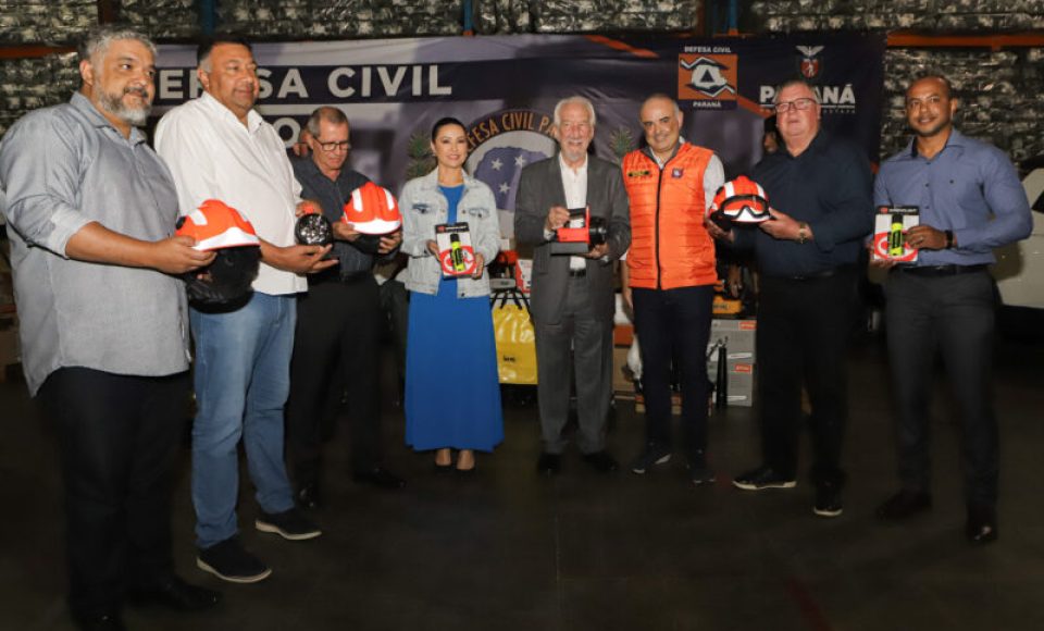 Curitiba, 08 de maio de 2023 - O governador em exercício, Darci Piana, ao lado da primeira dama, Luciana Saito Massa, e do secretário de Segurança Pública, Hudson Teixeira, entrega kits da Defesa Civil para alguns municípios paranaenses.